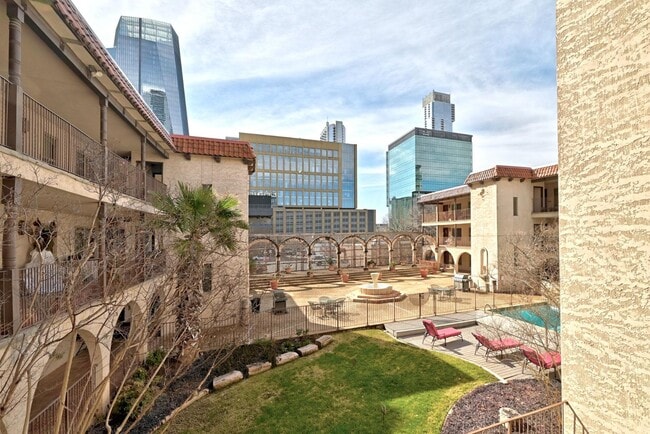 Building Photo - 505 W 7th St