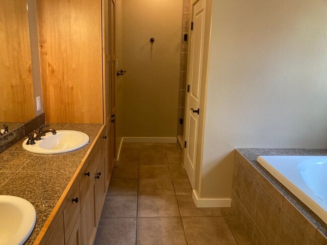 Building Photo - Custom home in the sought-after Edgemont H...