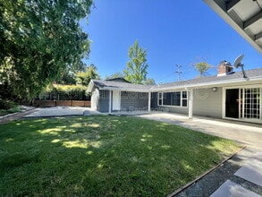 Building Photo - 626 Huntleigh Dr