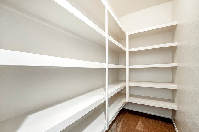 Building Photo - Modern 5 Bedroom in Paseo Del Sol