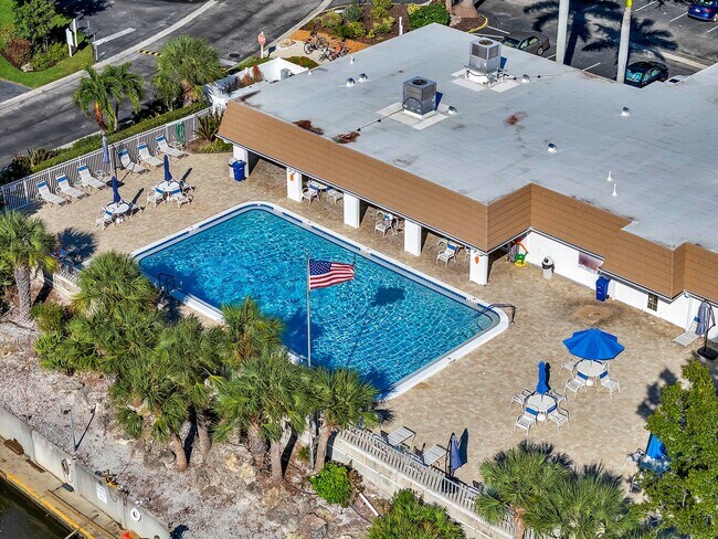 Building Photo - 2401 Riverbluff Pkwy