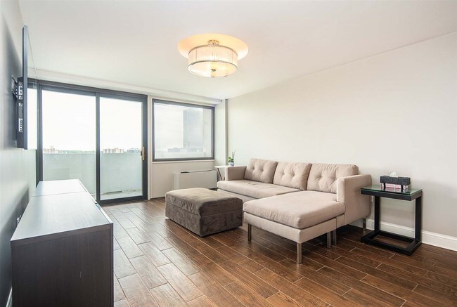 Building Photo - 1600 Center Ave