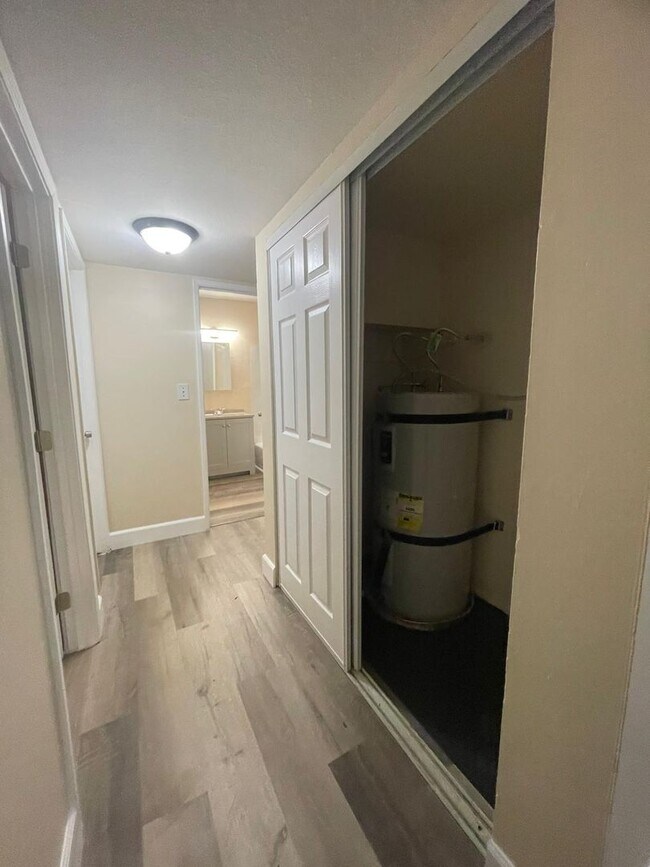 Building Photo - One bedroom, One bath. Downstairs unit. 89101