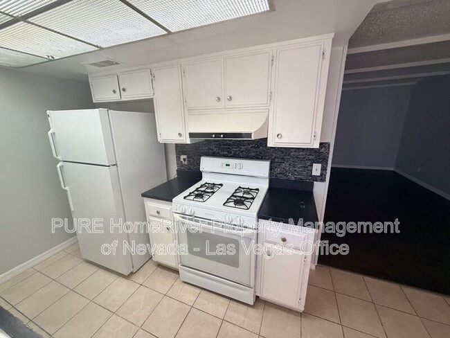 Building Photo - 1405 E Vegas Valley Dr
