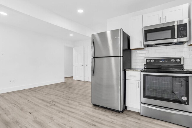 Building Photo - 2737 Stuart Dr