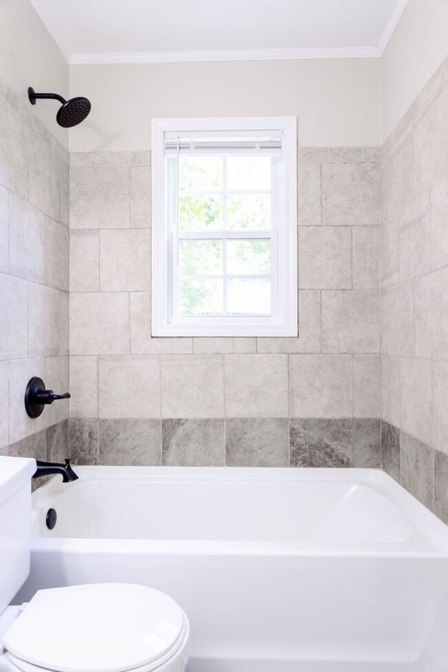 Building Photo - Charming Three Bedroom Home with Natural P...