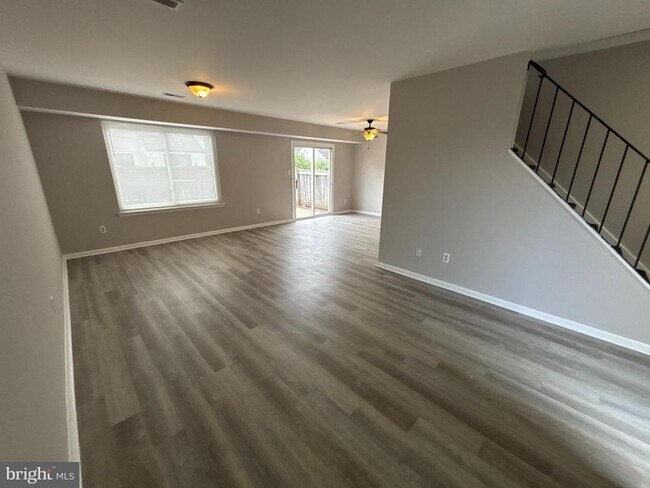 Building Photo - 476 Bridge St