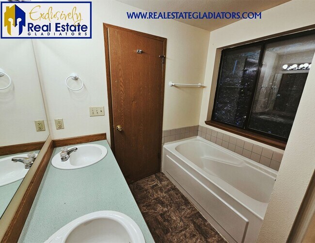 Building Photo - 4 Bed 2.5 Pet Friendly Home in Wilderness Rim