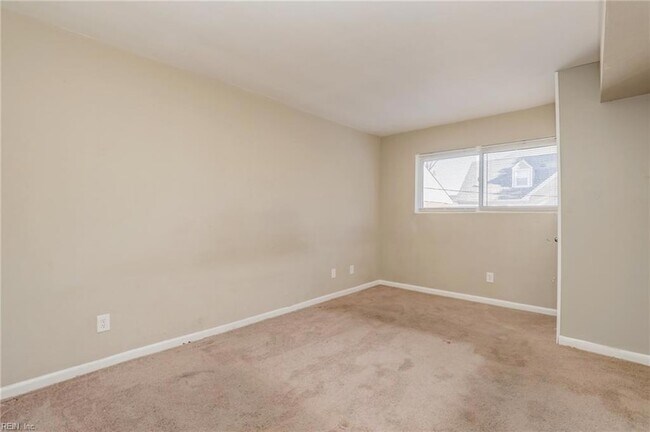 Building Photo - 1226 Little Bay Ave