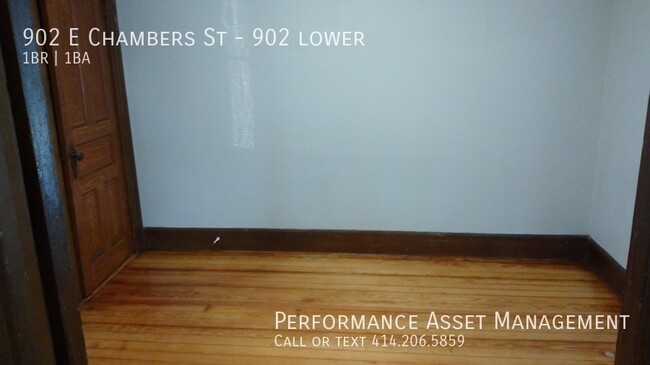 Building Photo - Charming 1BD+DEN/1BA Riverwest Lower