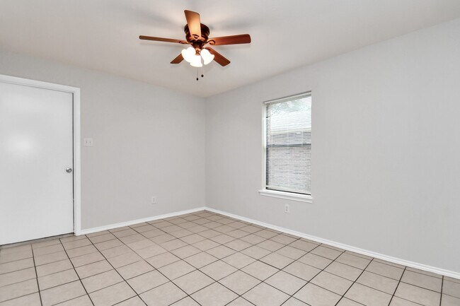 Building Photo - 3919 Rolling Springs Ln