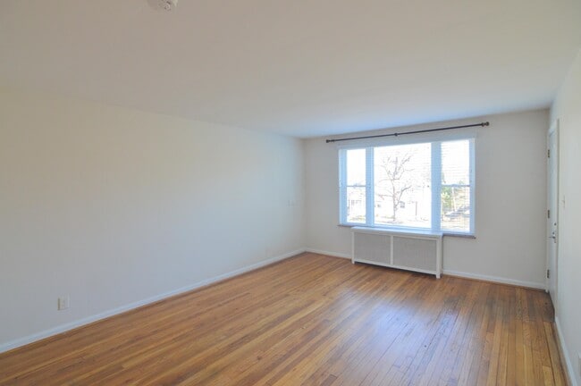 Building Photo - 27 Sunnymede Dr