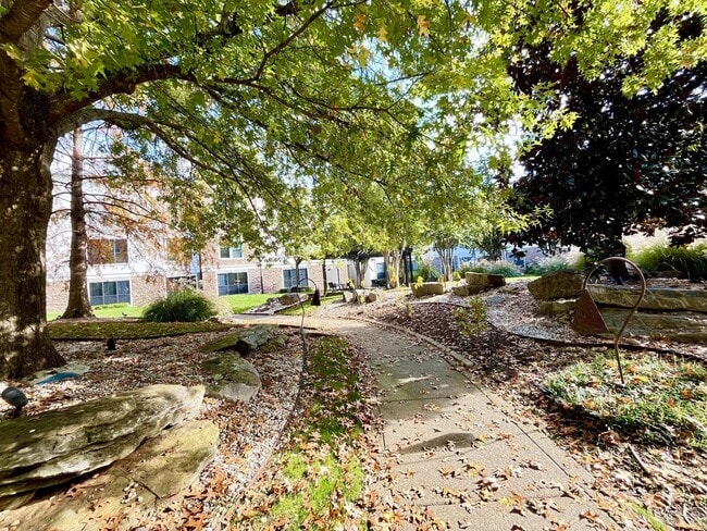 Building Photo - BEAUTIFUL CONDO WITH AMENITIES NEAR VANDERBILT!