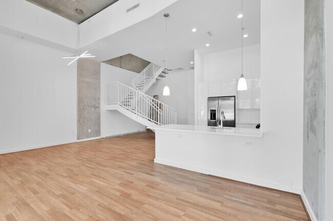 Building Photo - 300 S Australian Ave