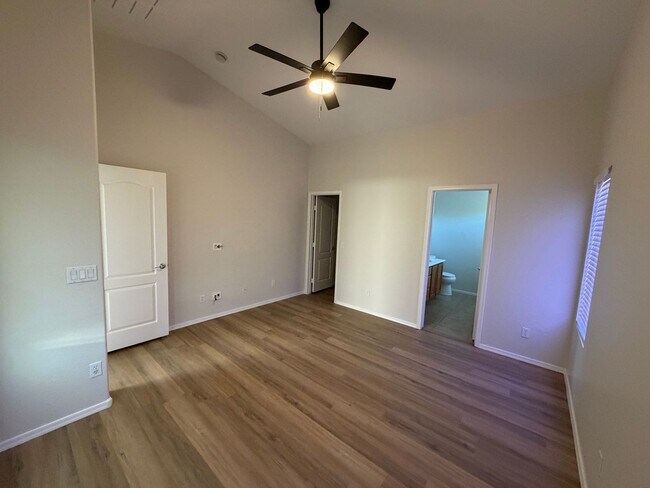 Building Photo - 13925 W Mauna Loa Ln