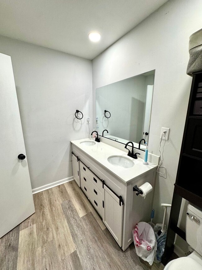 Building Photo - 4 bed 2 Bath Home for Rent in Portsmouth!
