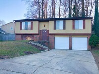 Building Photo - Spacious 3 Bedroom Split Level Home in Cap...