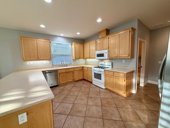 Building Photo - Beautiful 3 Bedroom 2.5 Bathroom Single Fa...