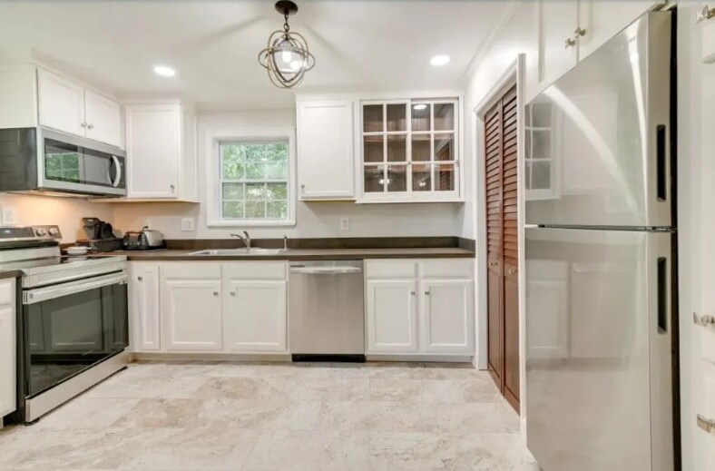 Building Photo - 1625 Front St