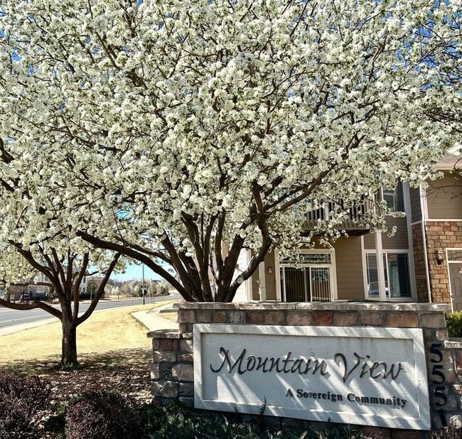 Building Photo - 2 WEEKS FREE! Spacious Townhome!