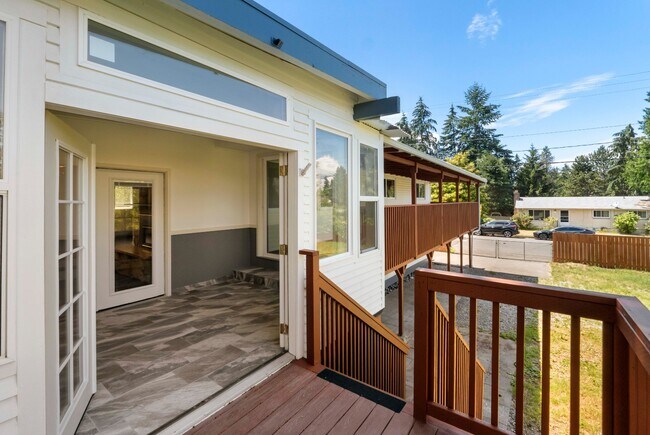 Building Photo - Spacious 5 Bedroom with Huge yard and 3 fireplaces