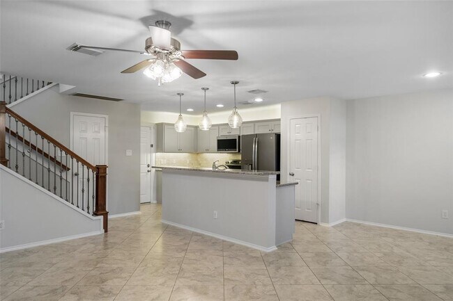 Building Photo - 131 N Villa Oaks Dr