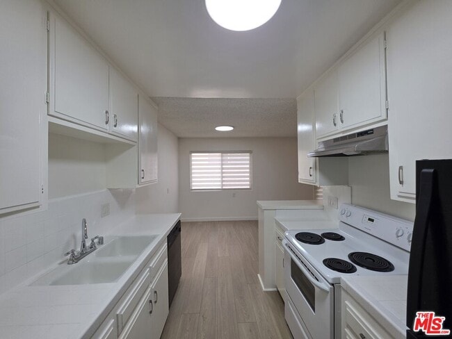 Building Photo - 10815 Rose Ave