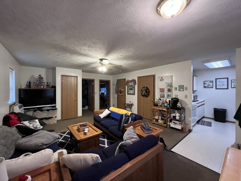 Living room - 619 Grant Ave