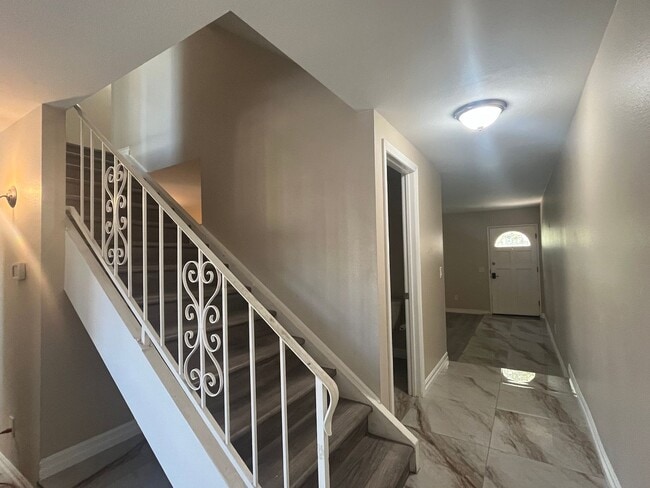 Building Photo - Spacious 3 Bedroom, 2.5 Bath Condo in a Be...