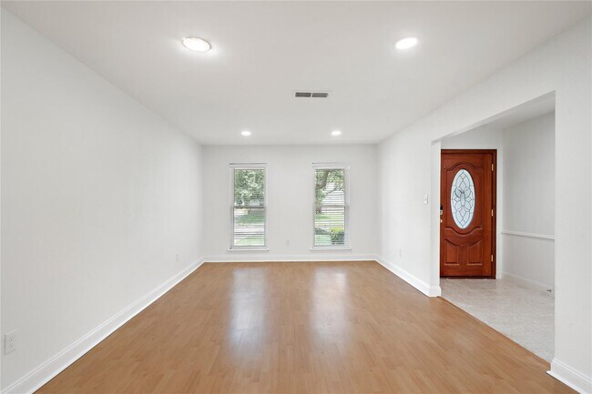 Building Photo - 6007 Claridge Dr