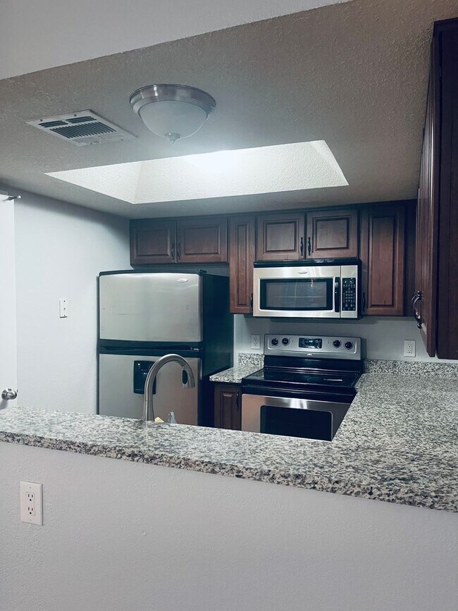 Building Photo - COMING SOON! Great Townhouse with 2 Bedrooms 2 Bath!