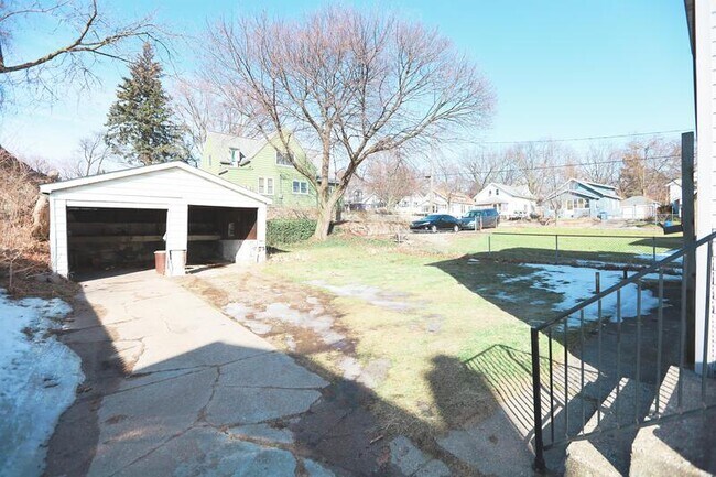 Building Photo - 829 Flat St NE