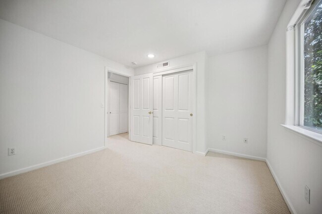 Building Photo - 2BD/1.5BA LIGHT & BRIGHT, MILL VALLEY HOME WITH OPEN FLOOR PLAN!