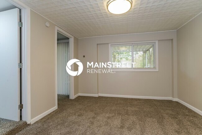Building Photo - 4 Bedroom Pet-Friendly Home in KANSAS CITY, MO with Main Street Renewal