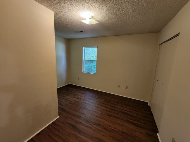 Building Photo - Quaint home located in City Limits