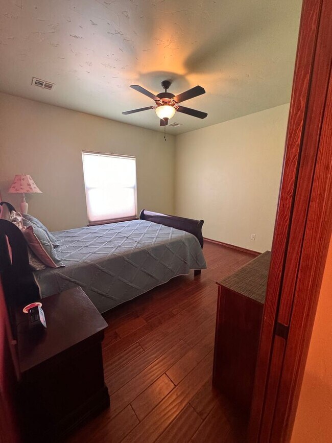 Building Photo - Gorgeous Fully Furnished rental on 1 acre,...