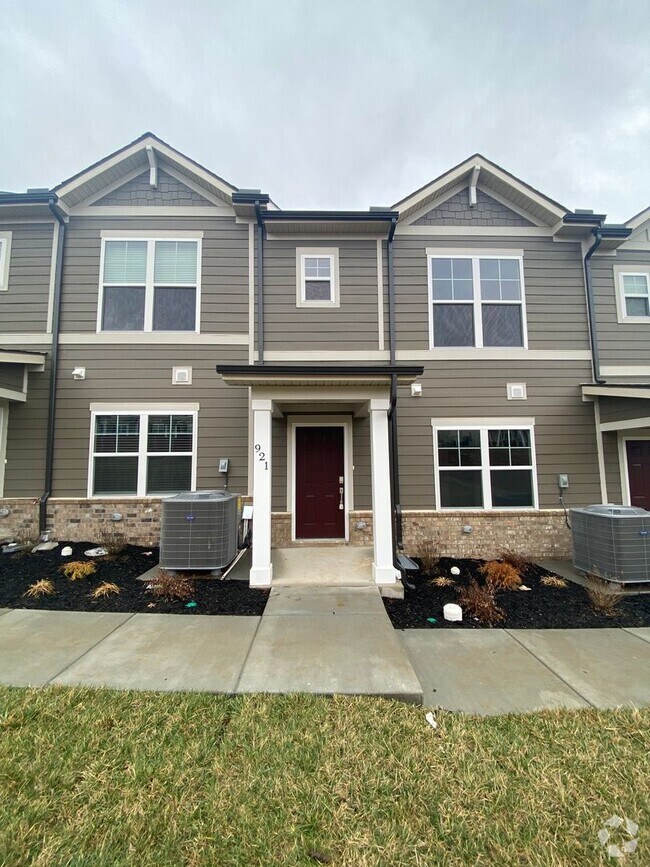 Building Photo - Three Bedroom Three Bath Home