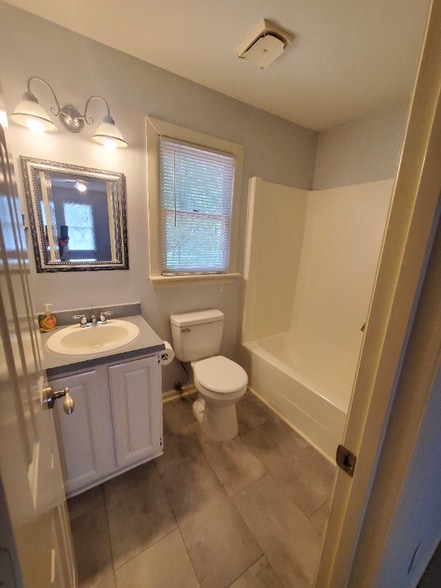 Building Photo - 7325 N Thorncliff Pl