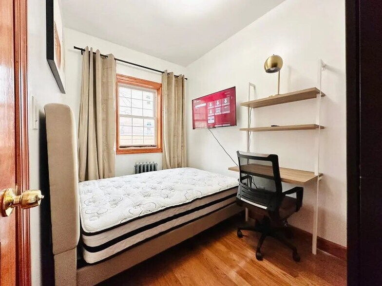 Building Photo - Furnished room/NOT APARTMENT