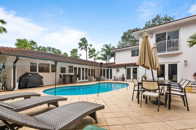 Building Photo - 4101 Bayview Dr