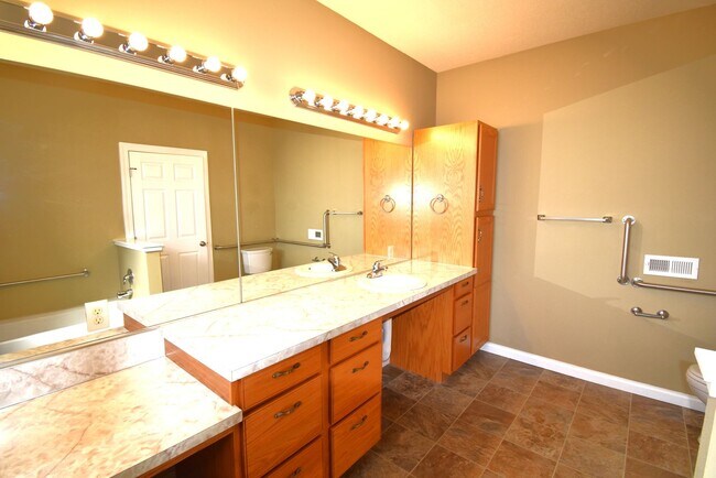 Building Photo - Gorgeous ground level accessible home.