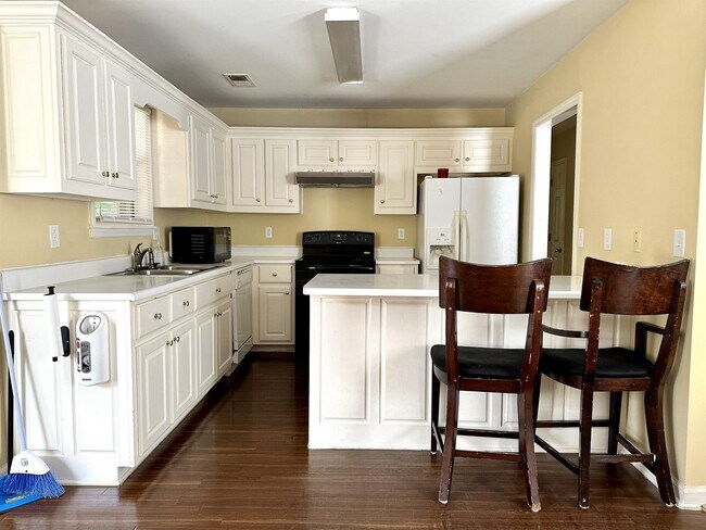 Building Photo - 109 Twin Oaks Ct