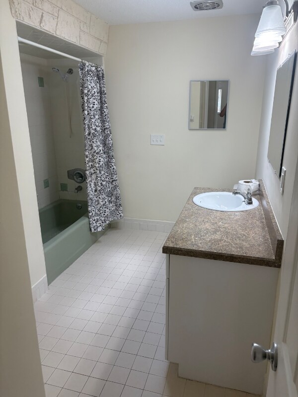 Building Photo - 1317 Golfview Dr