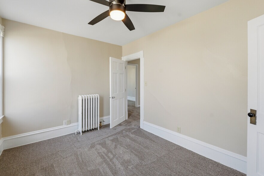 Building Photo - 418 S Spring St