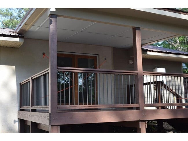 Building Photo - Beautifully Remodeled 3-Bedroom Home Near ...