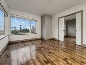 Building Photo - Beautiful Queen Anne Condo with Puget Sound Views & Secure Parking!