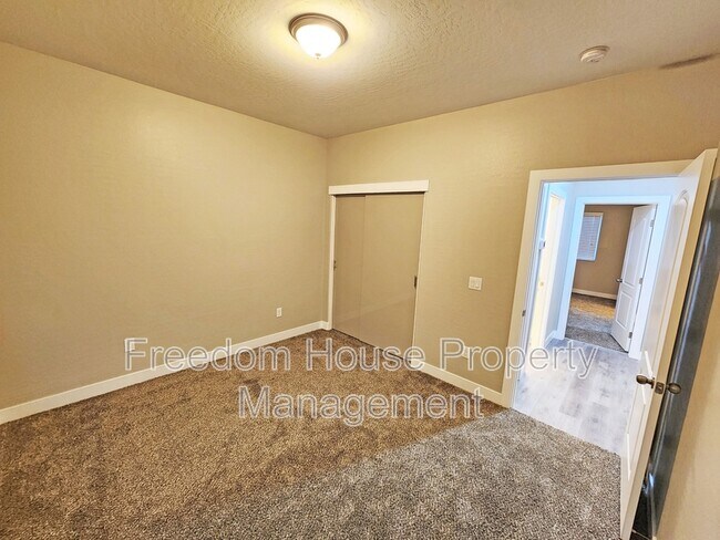 Building Photo - 1111 Sixshooter Ave