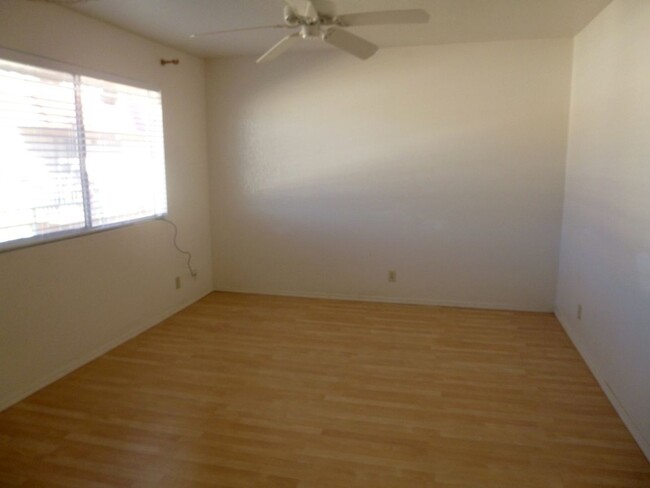 Building Photo - 1 Bedroom With Community Pool and Garage P...