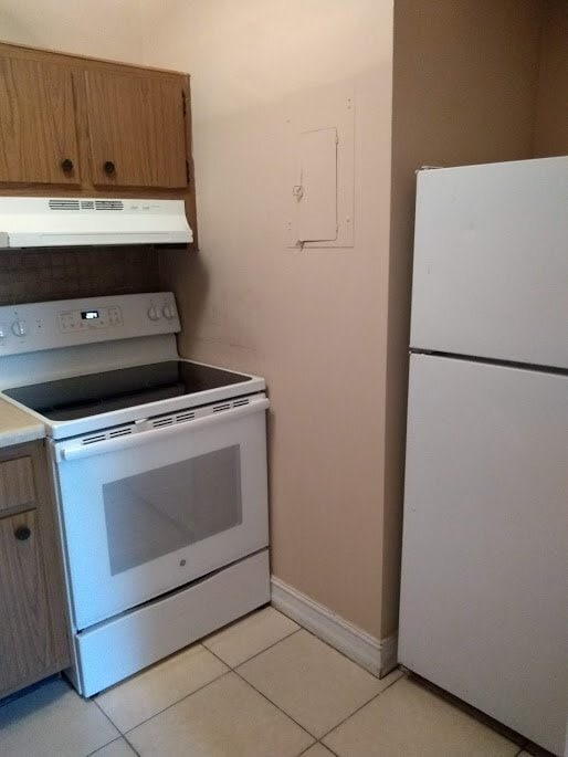 Building Photo - Green Tee - # 110