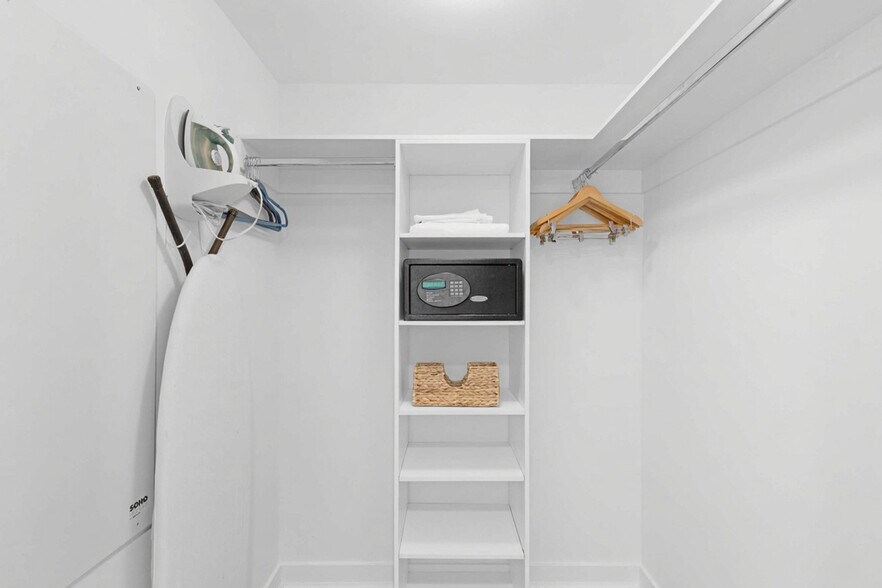 Building Photo - 2602 E Hallandale Beach Blvd